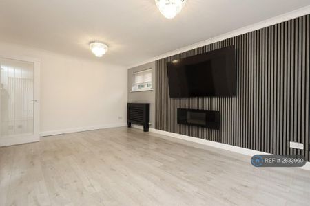 4 bedroom detached house to rent - Photo 2