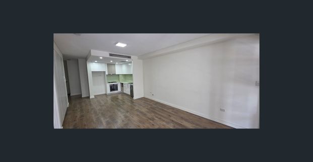 Luxury North-Facing Apartment: Modern Comfort Meets Urban Convenience - Photo 1