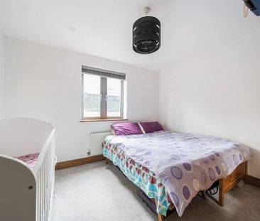 2 Bedroom - Highcliffe Road, Winchester - Photo 5