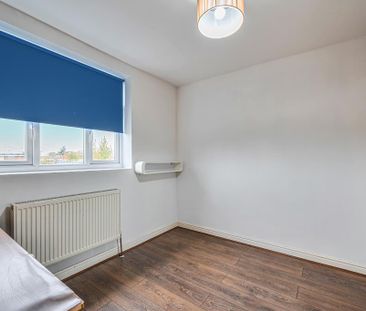 4 bedroom end of terrace house to rent - Photo 2