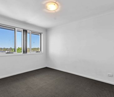 19 Highland Close, Macquarie Links, NSW 2565 - Photo 6
