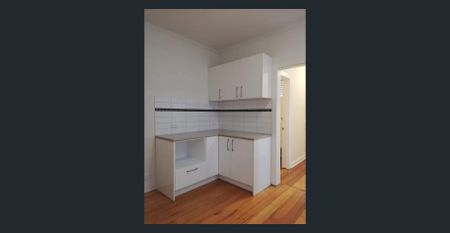 Family friendly, spacious & surrounded by parks - Photo 2