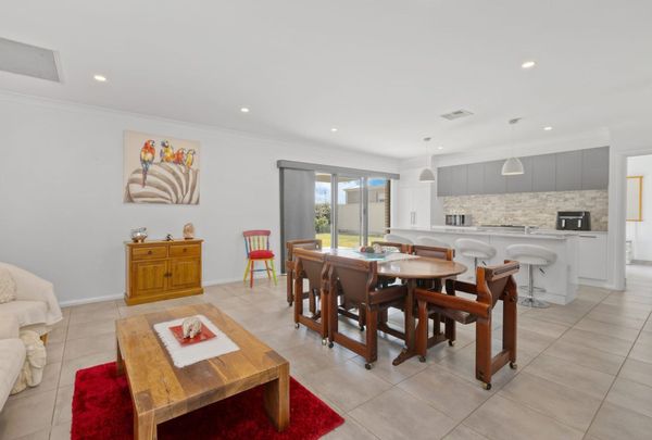 Modern 3 Bedroom Home in Sought-After Location - Photo 1