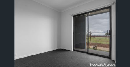 Live Where Lifestyle Meets Luxury in Grand View Estate! - Photo 3