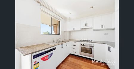 LARGE 3 BED - BEST LOCATION! - Photo 2