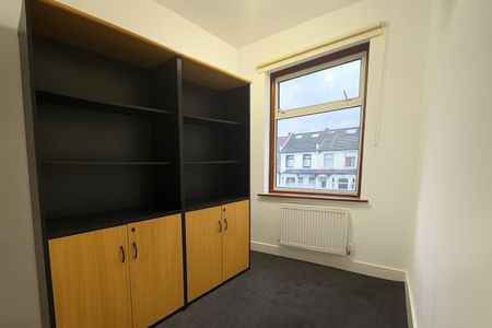 3 Bed Terraced House, Meads Lane, IG3 - Photo 3