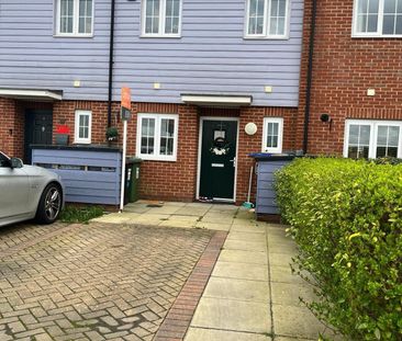 2 bed Terraced in Long Furlong Drive , Slough, SL2 2DN - Photo 5