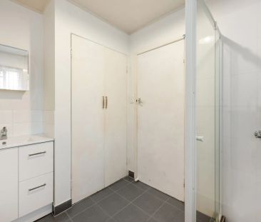 Quiet 2-Bedroom Unit in Prime Coorparoo Location - Photo 2