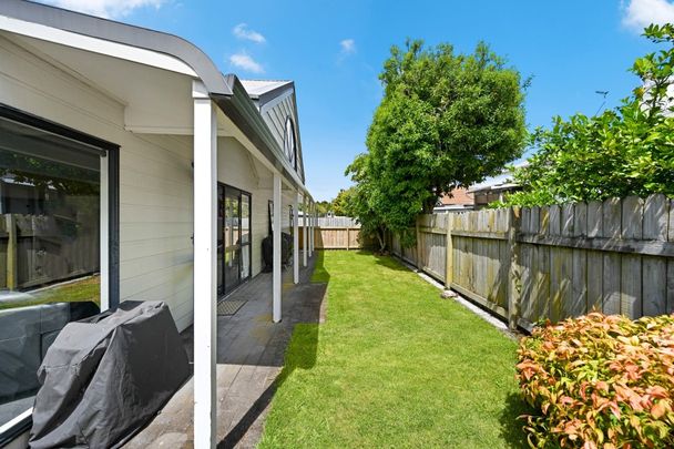 Welcome to this charming three-bedroom, single-bathroom home with single internal access garaging, located in the highly sought-after Forest Lake area. - Photo 1