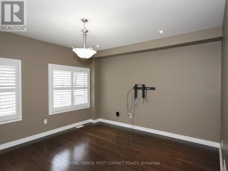 30 FORSYTH CRESCENT - Photo 4