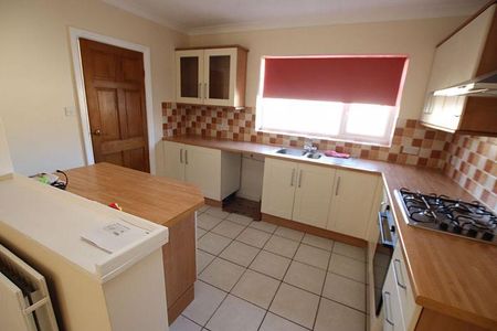 2 bedroom end of terrace house to rent - Photo 2