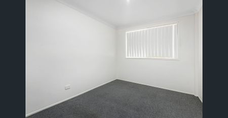 DUAL LIVING! Room for all the family! - Photo 3