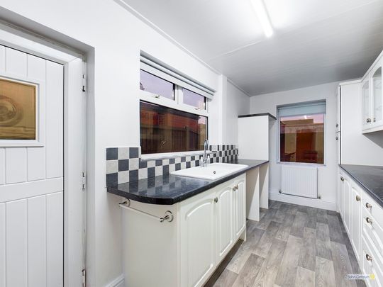 2 bedroom end of terrace to let - Photo 1