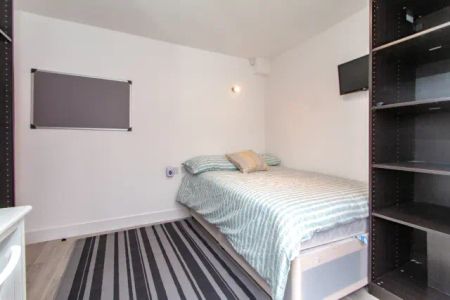 6 Bedrooms 2 Bathrooms - Photo 4