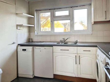 Lower Cippenham Lane, Slough, SL1 - Photo 4