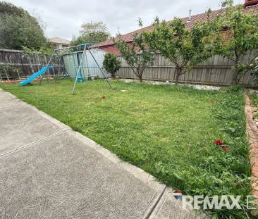 “Family Comfort and Contemporary Style in a Sought-After Location” - Photo 6