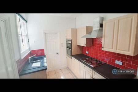 3 bedroom end of terrace house to rent - Photo 4
