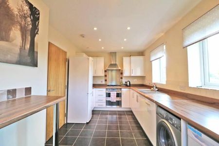 1 bedroom in a house share to rent - Photo 2