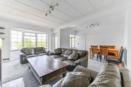 3 bedroom flat to rent - Photo 4