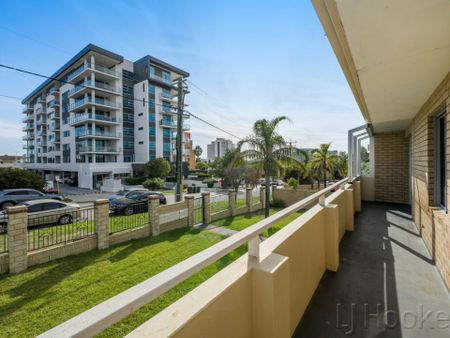 Renovated 2 Bedroom Apartment - Photo 3