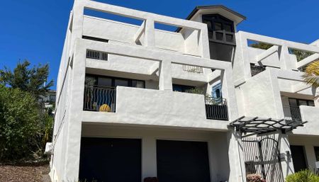 Refurbished 2 Bedroom Apartment - Photo 3