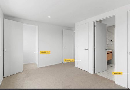 Modern 2-Bedroom Townhouse near central Auckland - Photo 2