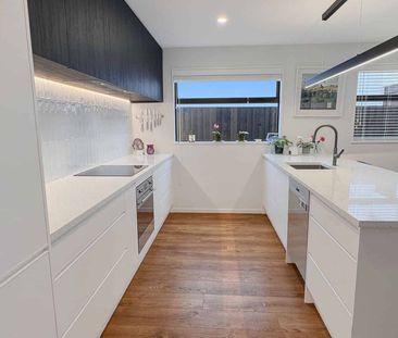 ST ALBANS - EXECUTIVE TOWNHOUSE, THREE BEDROOMS, DOUBLE GARAGE - Photo 3