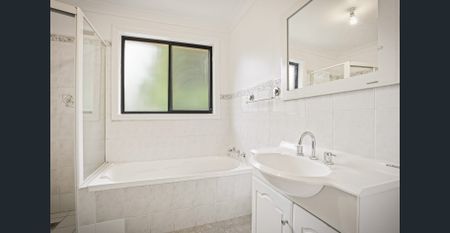 Spacious 3-Bedroom Family Villa in Prime Toongabbie Location - Photo 4
