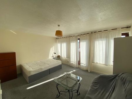 Room in a Shared House, Maysoule Road, SW11 - Photo 2