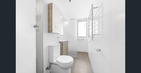 Light-Filled Apartment with District Views and Prime Location - Photo 5