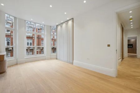 2 bedroom flat in London - Photo 2