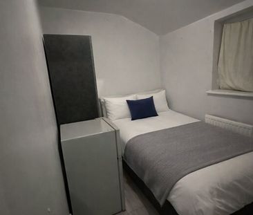 Room in a Shared House, Lawrence Road, E6 - Photo 1
