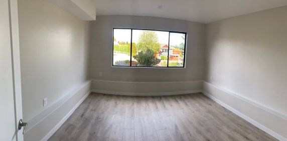 Bachelor Suite May 1st - Photo 2