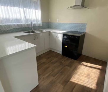 4-Bedroom Home in Red Hill with Modern Kitchen and Single Garage an... - Photo 4