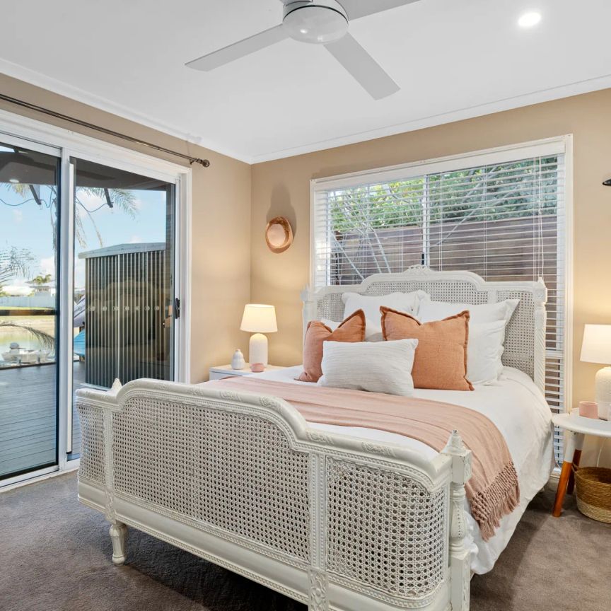 Luxury Waterfront Living in Sought-After Newport CONTACT JULIE SYKES 0438 050 110 - Photo 1