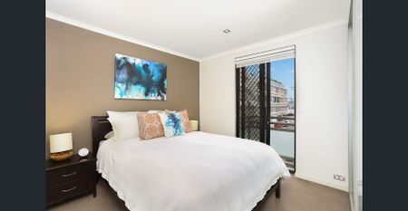 Stylishly Updated Split Level Apartment With Private Courtyard - Photo 2