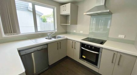 RICCARTON - 4 BEDROOM, 2 X BATHROOM TOWNHOUSE WITH DOUBLE GARAGE - Photo 5