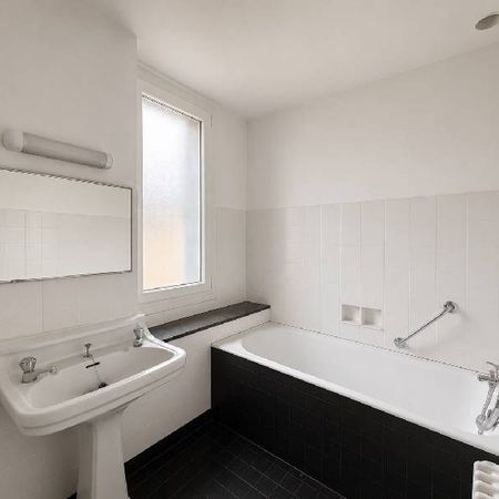 Location Appartement 3 pièces 56m² BRICQUEBEC EN COTENTIN 50260 - Photo 4