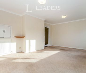 3 bedroom bungalow to rent De Freville Road, Great Shelford, Cambri... - Photo 2