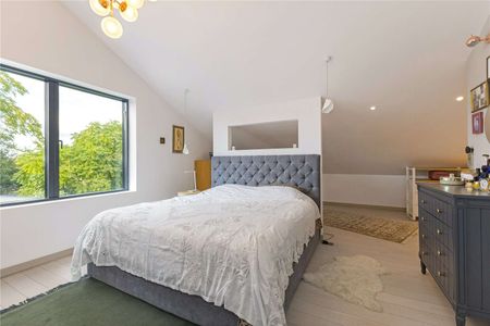 Stunning four bedroom detached family home located in Bricket Wood. - Photo 5