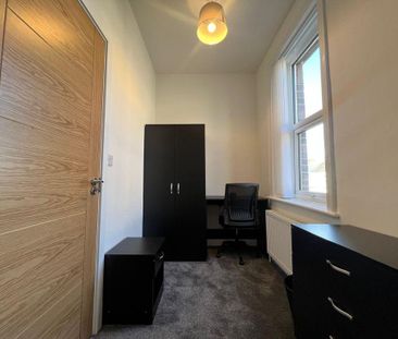 1 bedroom in a flat share to rent - Photo 4