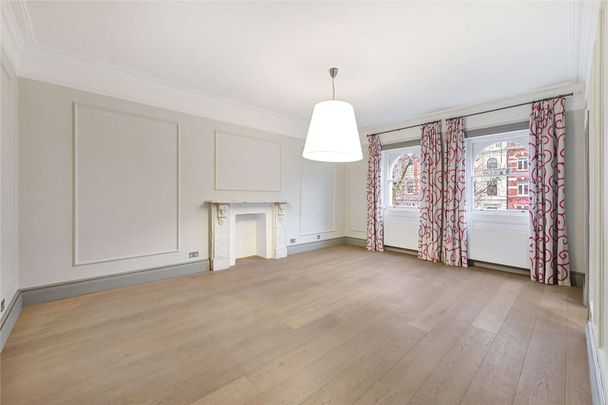 Beautifully refurbished throughout, a modern duplex apartment enjoying 4 bedrooms, ample living space and south west facing terrace. Ideally located for Hyde Park and South Kensington. - Photo 1