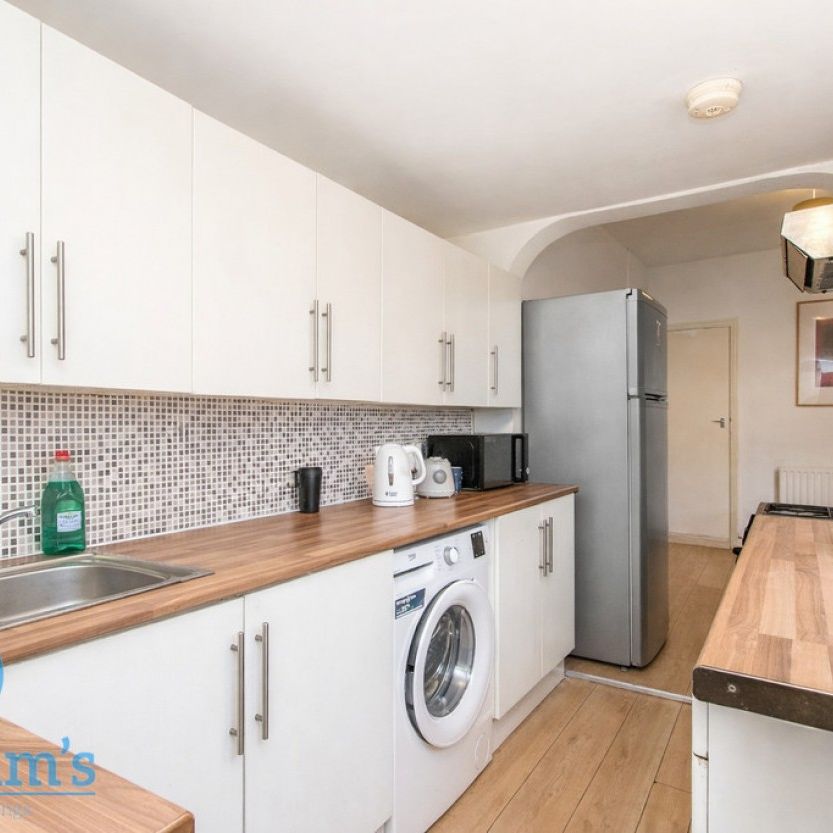 5 bed Mid Terraced House for Rent - Photo 1