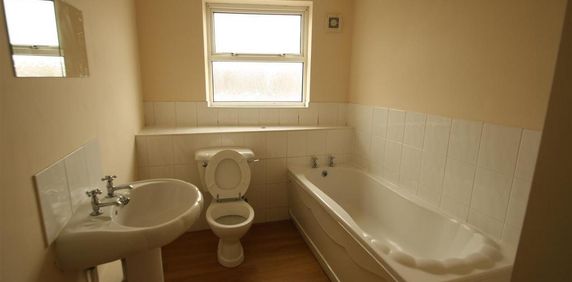 3 bedroom flat to rent - Photo 2