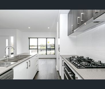 21 Travertine Loop, Berwick, Vic 3806 - Photo 4