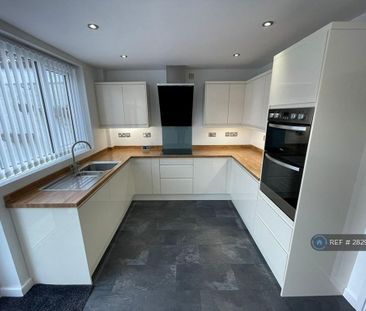 4 bedroom semi-detached house to rent - Photo 2