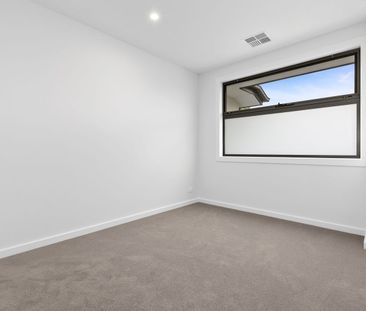 EXCLUSIVE NEAR NEW 4 BEDROOM + STUDY TOWNHOUSE IN A PRIME LOCATION - Photo 4