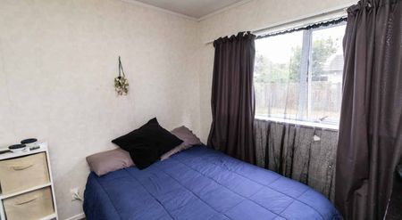 Spacious 3-Bedroom Family Home in a Quiet, Family-Friendly Neighbourhood - Photo 2