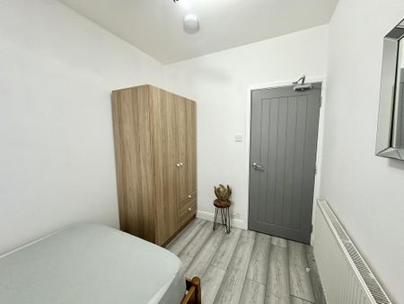 1 bedroom in a house share to rent - Photo 2