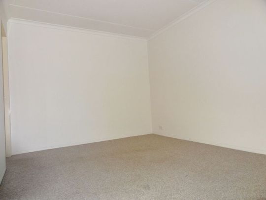 Tidy one bedroom unit with Lock up garage - Photo 1